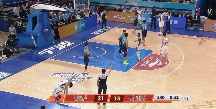 徐杰在无对抗的情况下的倒地，被队友搀扶出场