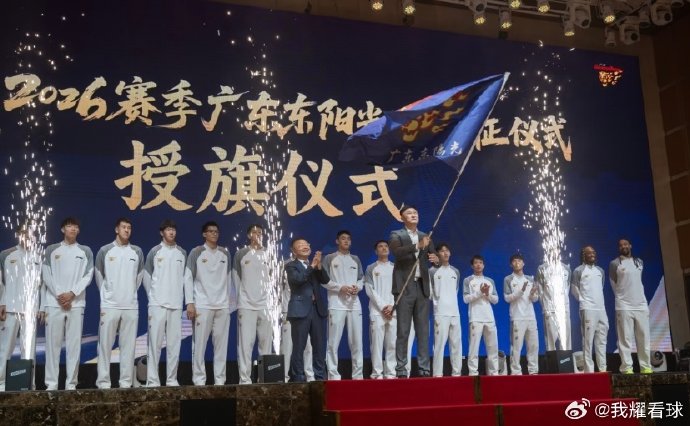 有评论指出广东队正经历新老交替阵痛期，这具体体现在哪些球员身上？