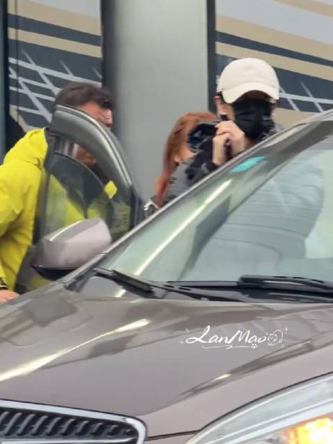 在小红书上看到晓迷说大王杀青了，还跟粉丝挥挥手作揖