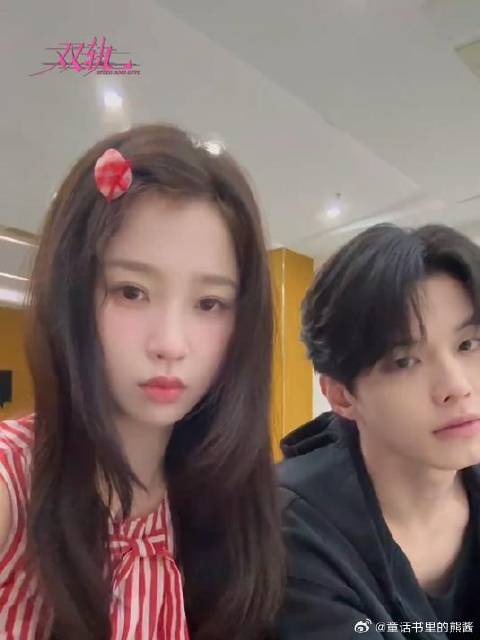 虞书欣模仿表情包动作，一旁的何与全程配合，二人甜蜜的氛围感直接拉满