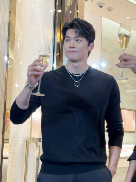 再掉落一个喝香槟的汪顺@ Tiffany&Co.