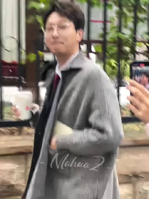 前线小姐姐逗猫中