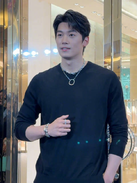 汪顺一身all black造型亮相Tiffany活动