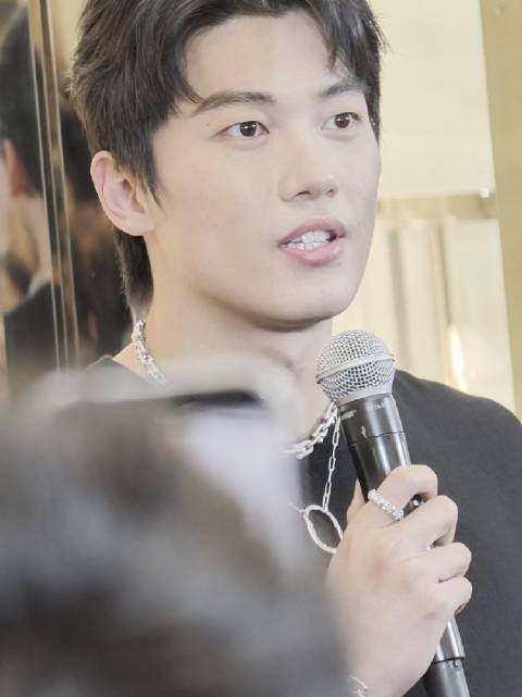 怼脸哦，哥哥今天真的帅出天际了！