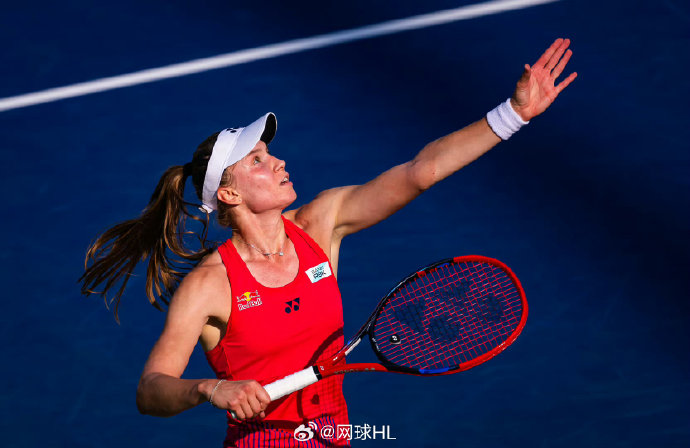 莱巴金娜的伤病情况，特别是腿部伤势，是如何影响她过去几年的状态的？