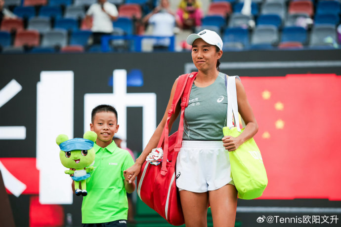 除了这次事件，张帅平时在赛场内外还以怎样的方式与球迷和媒体互动？