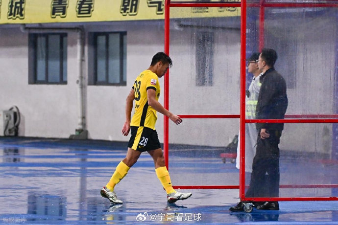 本场北京与青岛比赛中，裁判引发争议的具体判罚有哪些？