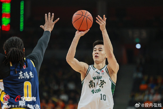 为何广东男篮教练组在徐杰重伤后仅让他休战两场就仓促复出？