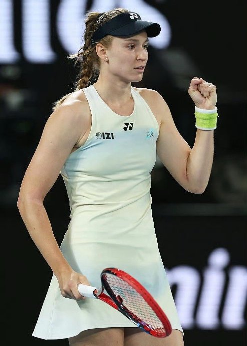 莱巴金娜在2026年澳网决赛对阵萨巴伦卡时，具体是如何实现逆转的？