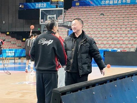 备战青岛！除周琦外均踩场，许利民捡球，雷蒙曾凡博带伤表态出战