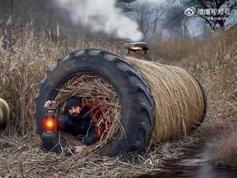 在荒野用废弃的卡车轮胎建造庇护所，独自一人露营过夜