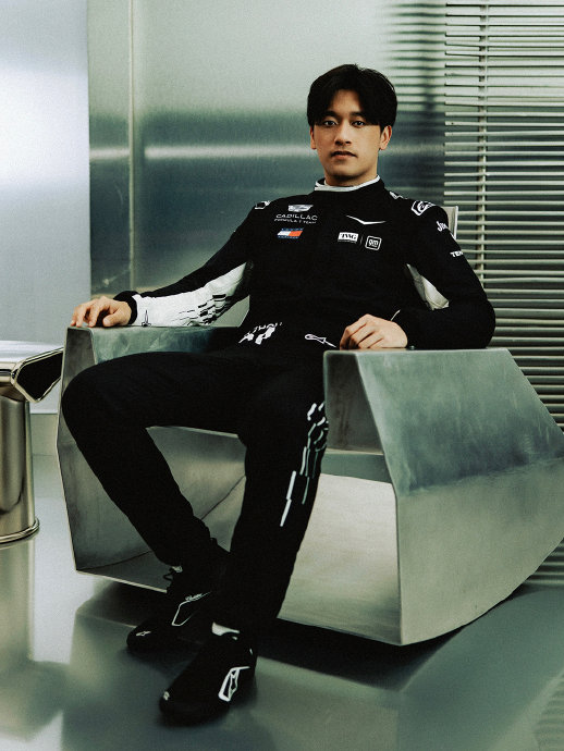 周冠宇凯迪拉克F1车队定妆照曝光，黑金战袍帅出新高度！