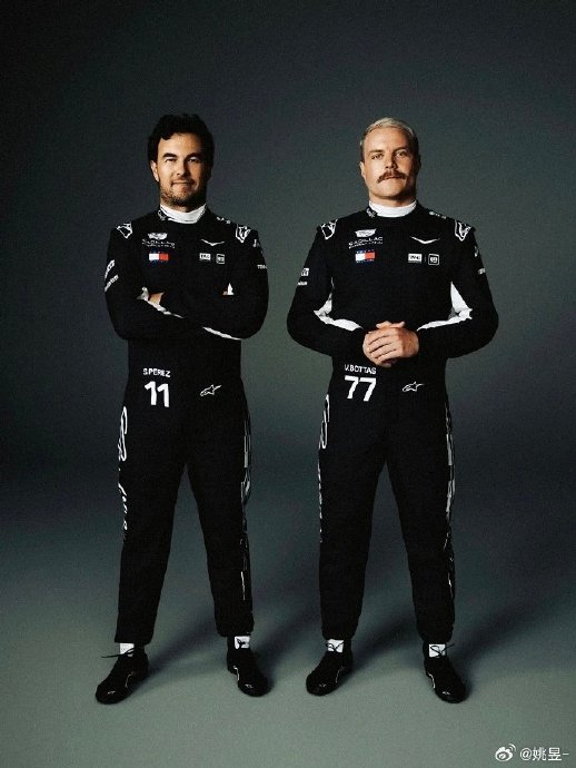 对比阿尔法·罗密欧时期，周冠宇在凯迪拉克车队的赛车服风格有哪些变化？