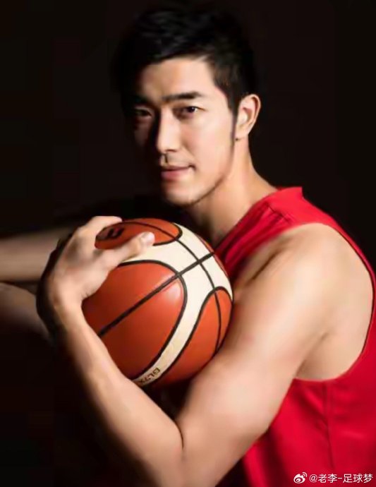 新疆队内线球员吴冠希在妻子张常宁助威下的表现如何？