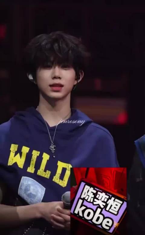 陈奕恒表演后互动笑容可爱外套斜穿显时尚