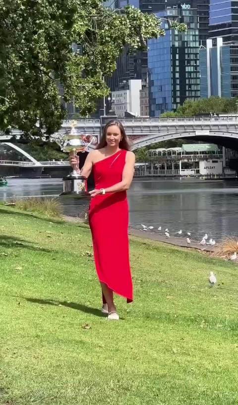 莱巴金娜澳网夺冠换红裙写真，展现火辣一面