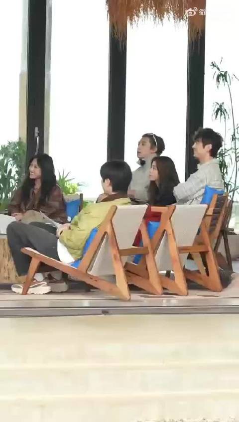 谭松韵飞行和沈月同框，两个甜系美女好养眼！