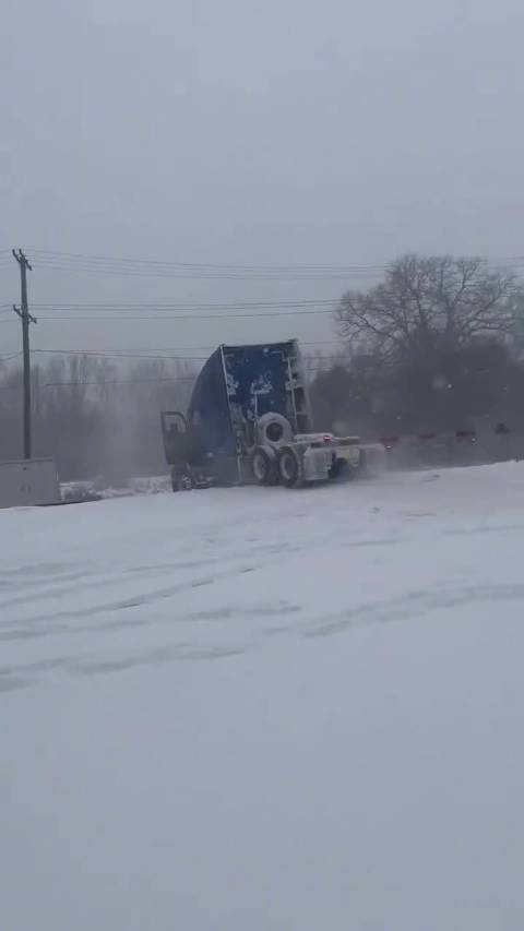 美国北卡暴风雪中火车撞上被困卡车，司机提前撤离无人受伤