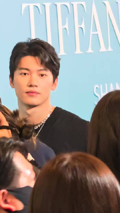 一段退场fo 冷脸欧巴跟一直笑眯眯的顺纸真的都存在在一个身体里