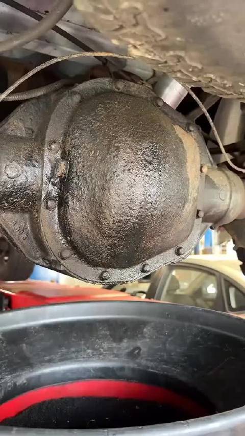 小车和城市SUV一般没有差速器，只有整体桥悬挂的越野车或皮卡才有这玩意