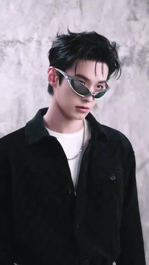 何与摸脖子动作演绎充满戏剧张力