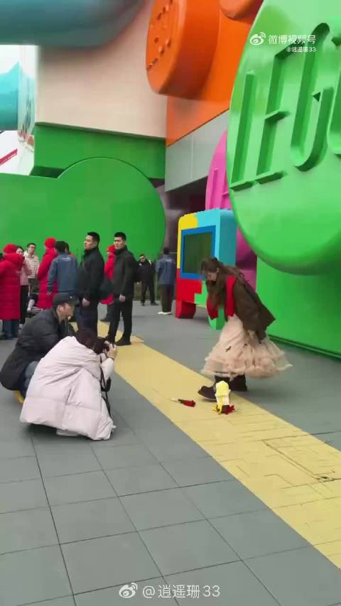 戚薇沉浸式自拍引路人围观，专业姿势轻松拿捏