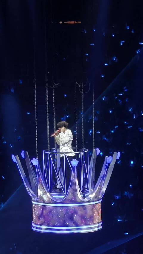 陈立农成都巡演开唱，梁咏琪助阵合唱《成都》