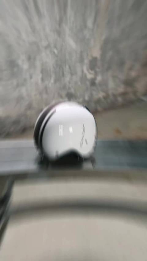 何与摸脖子姿势展现脆弱感与诱惑力