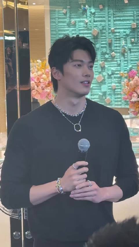 孙杨回应粉丝祝福微笑鞠躬致谢