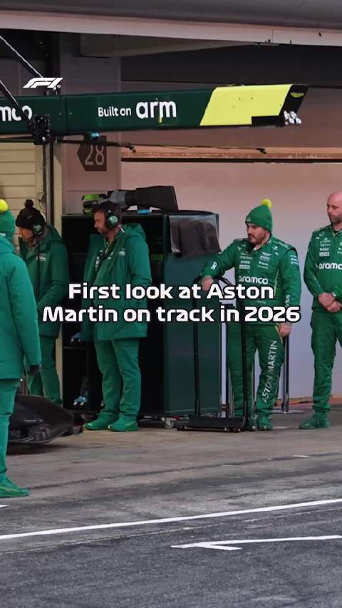 驶上赛道的阿斯顿马丁AMR26