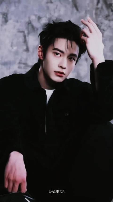 何与摸脖子动作展现独特镜头表现力