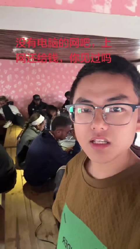 中国小伙在马达加斯加用手机开网吧