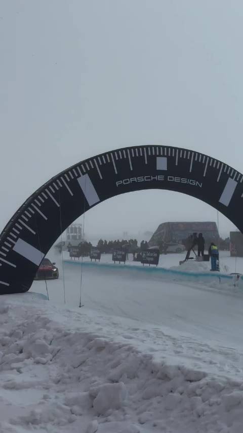 宝马M2赛车赛道爆燃，领航跳车车手镇定