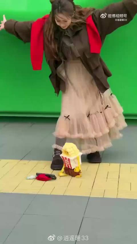 戚薇沉浸式自拍展现专业美学