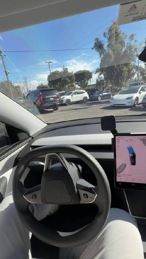 当特斯拉FSD遇到前车倒车