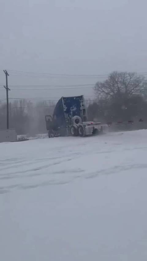 北卡州火车与困雪半挂卡车相撞