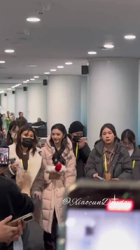 女明星果然和普通人不一样，刘浩存的状态好好啊，走过来的时候都在发光