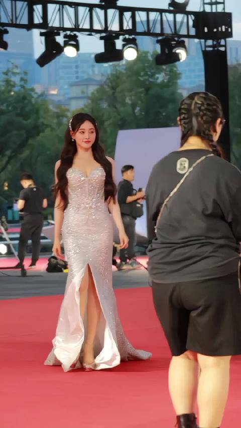 祝绪丹elle盛典红毯直拍 高贵典雅是对这套妆造点评美爆了