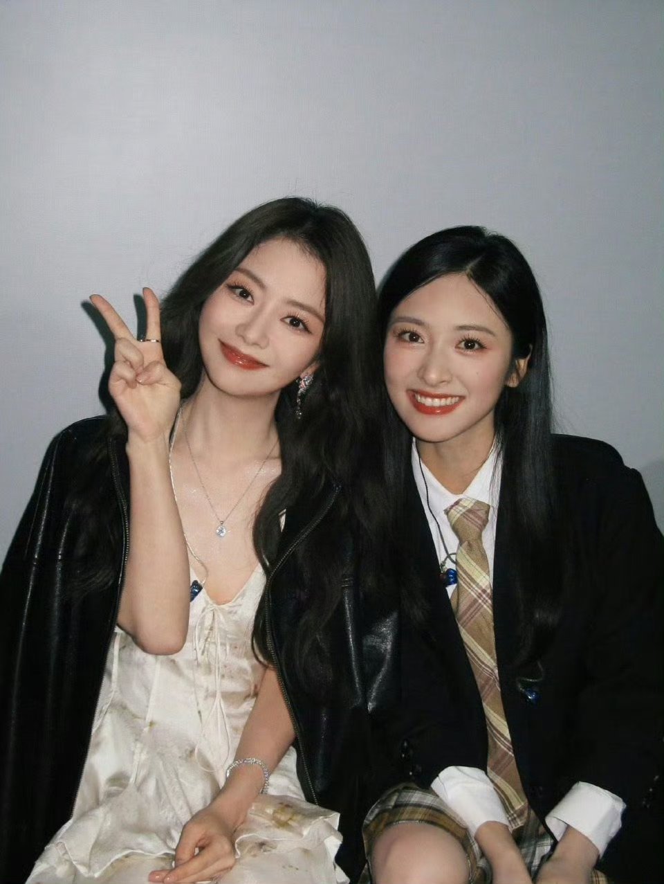 沈月谭松韵合体亮相亲爱的客栈，亲密互动氛围佳