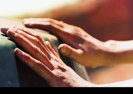 孩子被困车里，车门无法打开，辣妹却把车子推下悬崖