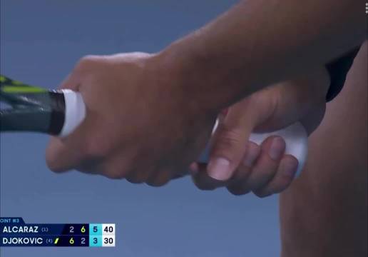 阿尔卡拉斯2比1逆转德约科维奇，澳网男单决赛占先机