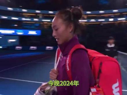 张雨霏亮相中网挑边环节，郑钦文飞奔上前紧紧相拥，双星辉映，情谊尽显！