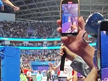 亚运会女篮决赛落幕，韩旭即兴嗨翻全场——竟用水瓶当麦克风放声欢庆！