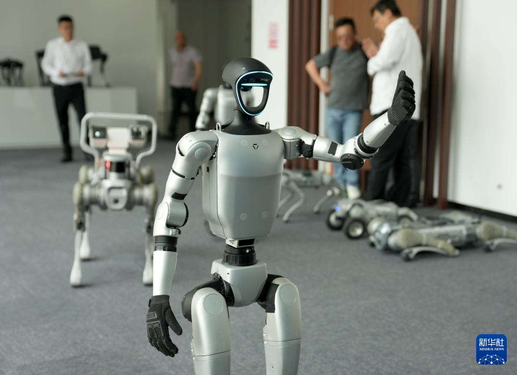 宇树人形机器人G1展示左手飞吻动作。 资料图：新华社