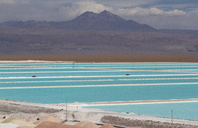 图为阿塔卡马盐湖