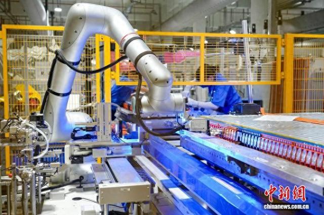 在广西南宁市一家企业生产车间里，机械臂在流水线上灵活翻转，精准作业。(资料图)黄维业 摄