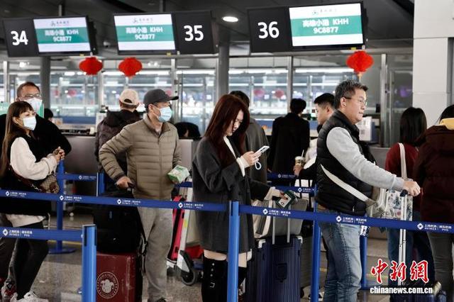 旅客在浦东国际机场T2航站楼内有序等待办理登机手续。中新网记者 殷立勤 摄