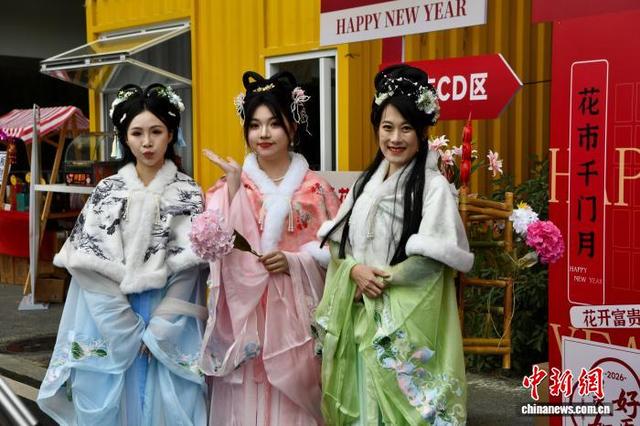 2月1日，市民身着古装逛花市。 中新社记者 王东明 摄