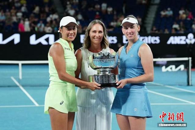张帅(左一)、梅尔滕斯(右一)接受斯托瑟颁奖。图源WTA国际女子网球协会官方微博