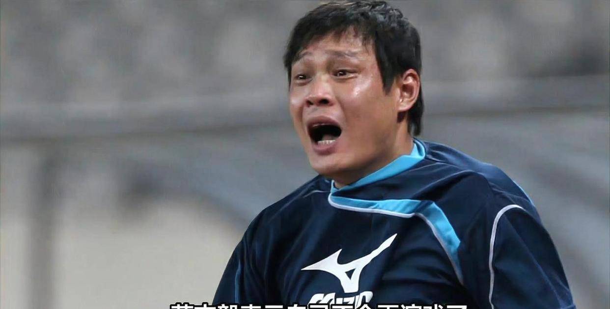 范志毅因一场球遭罚20万，李玮锋澄清其未铲伤张效瑞，还强调范志毅是罩着年轻球员的大佬_教练_裁判_时候